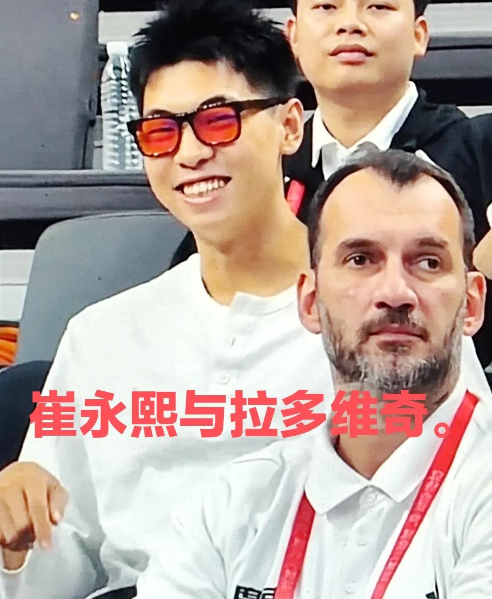 崔永熙与拉多维奇，论五上五下。由于全运会教练名额问题，拉多维奇坐观众席上，和崔