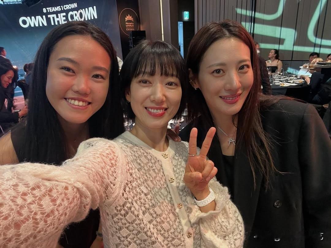 25日，演员朴信惠在自己的Instagram上传了照片。公开的照片中，朴信惠站在