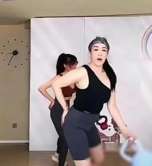 天啊，钟丽缇这个身材也太魁梧了吧