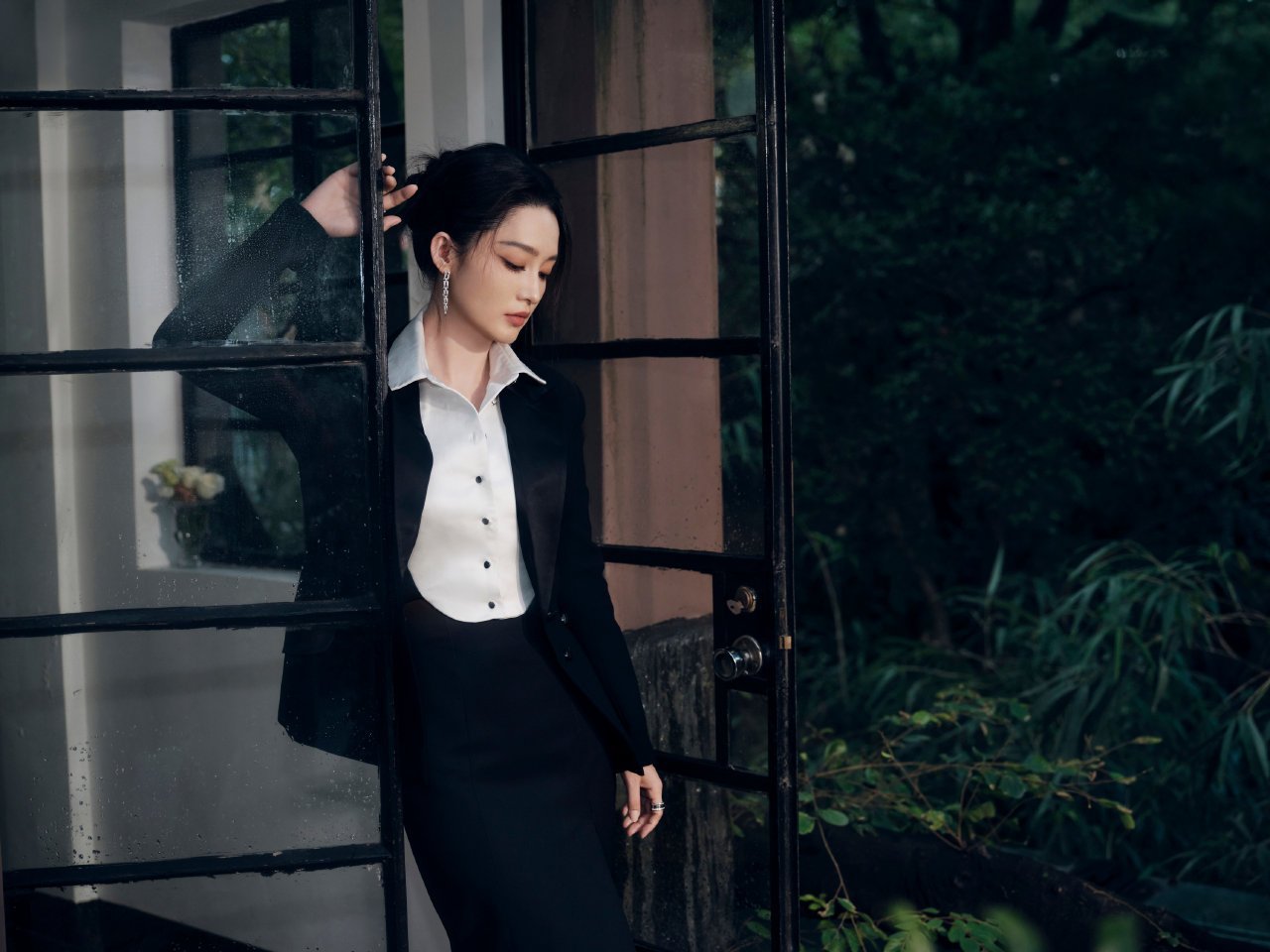 李沁生图久敏家人们谁懂，生图里的李沁也太绝了！随便抓拍都自带氛围感，皮肤状态通透