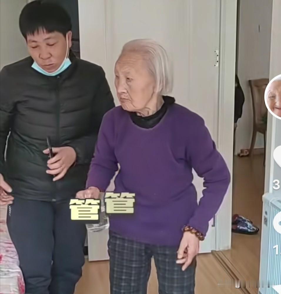 在上海打拼的26岁姑娘小卷，刚下班回到家就愣住了——自家门口堆着一袋没扎紧的垃圾