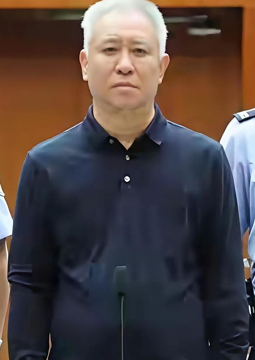 许家印被判无期，他的老婆在英国找了一个比她小三十岁的小白脸。老许这辈子也挺悲催的