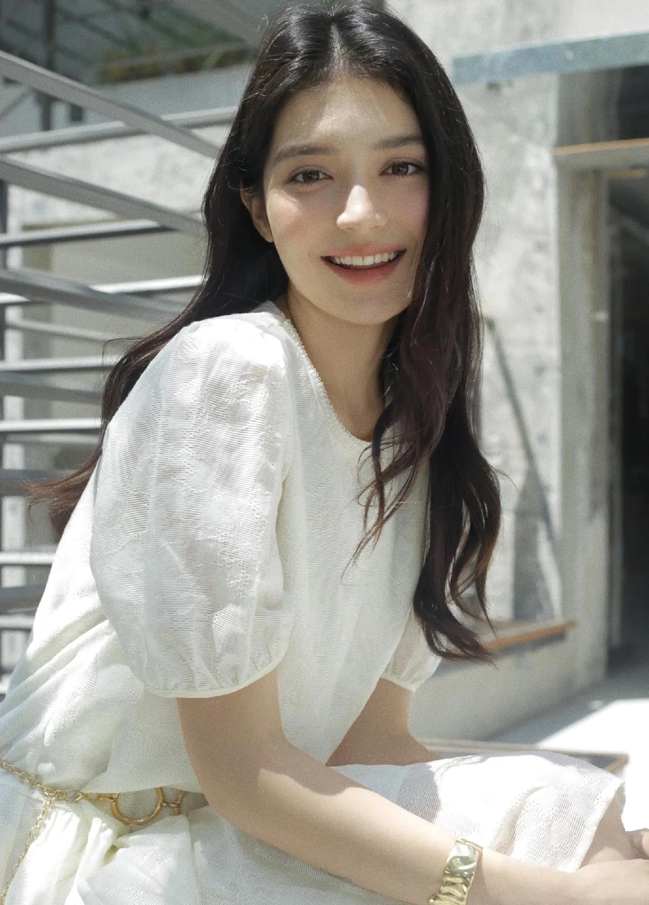 新疆男篮队长阿不都沙拉木女友得到曝光后，球迷直夸比明星还要漂亮！据了解是一位