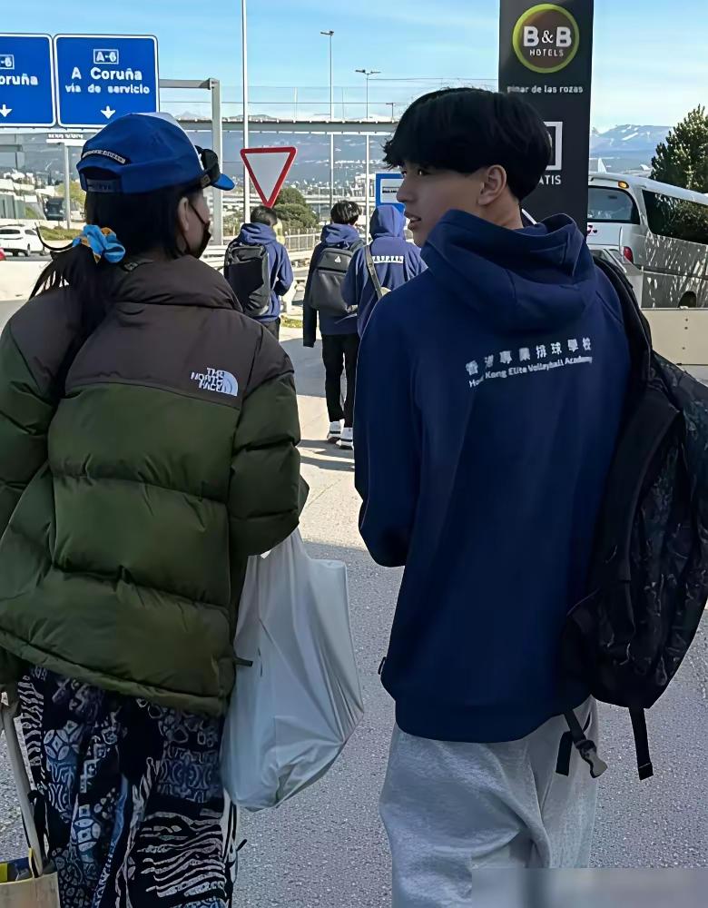 看张柏芝蹲在球场边给儿子递水的照片，谁不说一句“这妈当得接地气”？运动服配