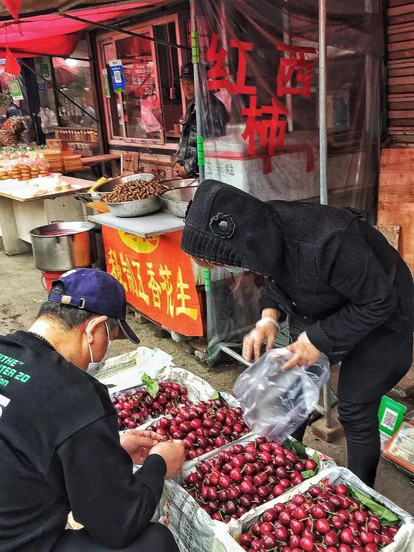 标题：血亏！车厘子卖家赌涨价疯狂压货，如今价格崩盘、果子烂掉，有人一柜亏几万！