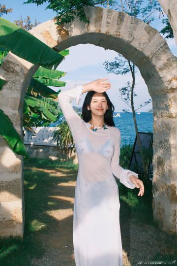 何美延27岁，结婚四年三个孩子，还和老公经常吵架闹离婚，邓莎满脸不赞同的看着何美