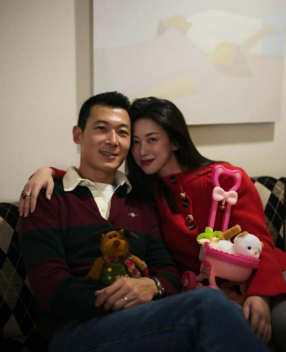 朱珠圣诞近照，总是有种气色很好的美感，高级又松弛，感觉红酒杯就应该焊在她手上！好