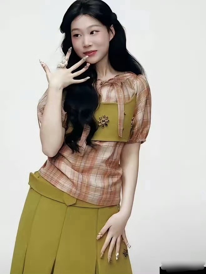 小沈阳是真舍得捧女儿，沈佳润第三次登杂志封面，颜值确实惊艳！