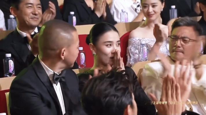 这种大奖，即使提前知道了，但是到真的领奖那一刻还是会惊喜高兴的吧？​​​