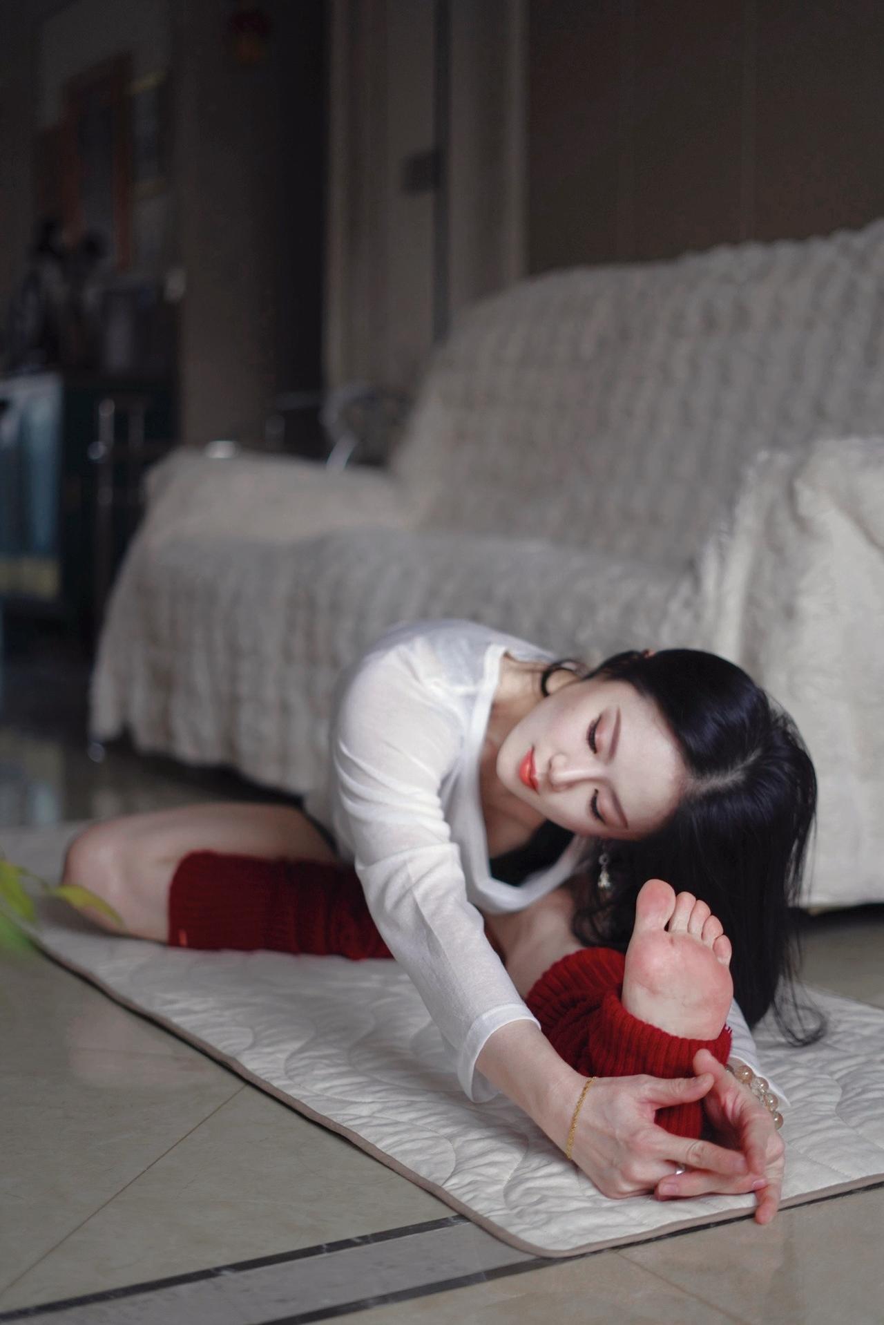 这不就来了。自拍姿势瑜伽女孩