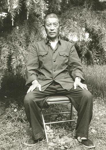 1937年12月，陈德贵趴在死尸堆中，由于脚太冷，动了一下，谁知，恰好被一个日本