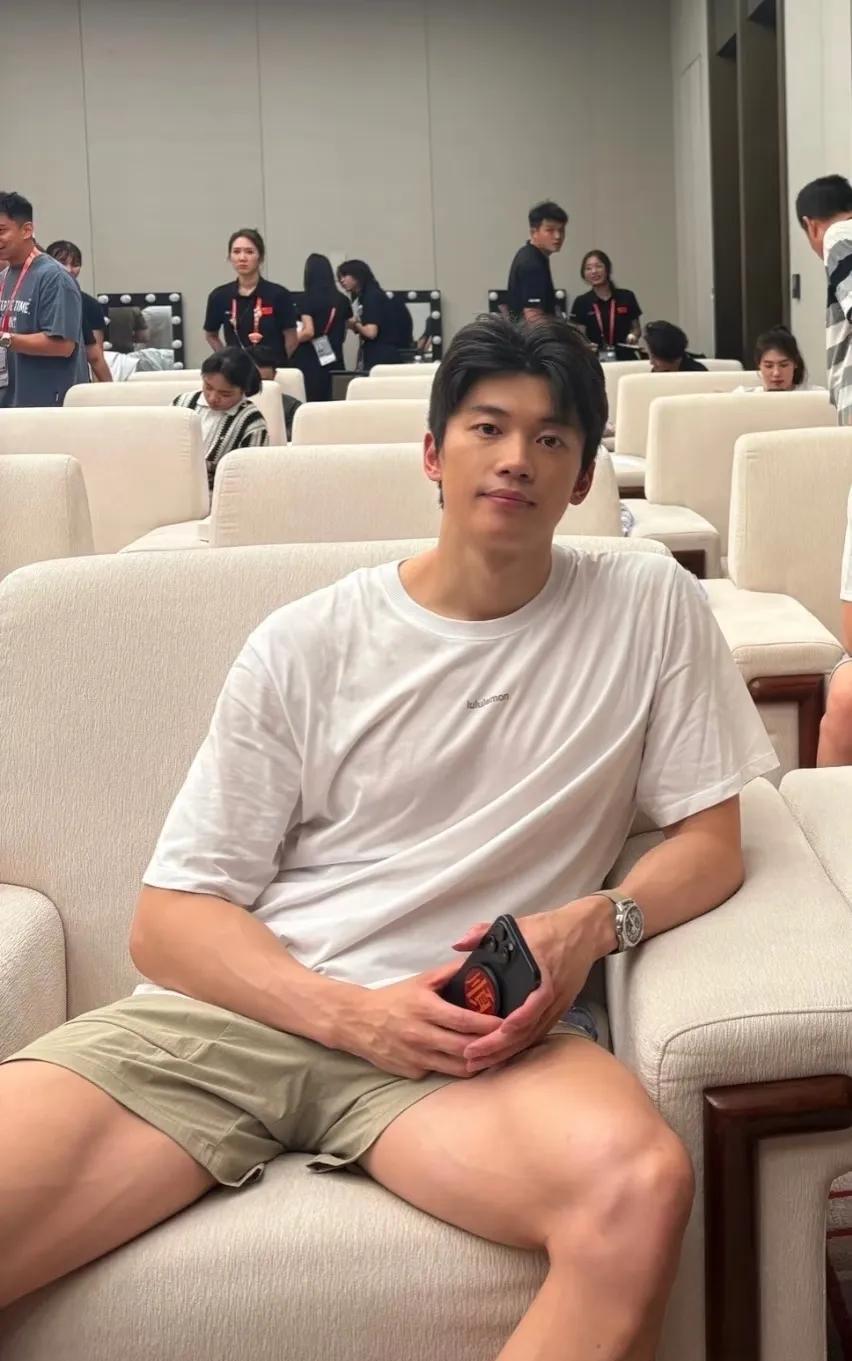 这豪放的坐姿、身材健硕，