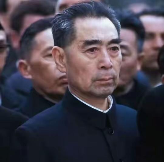周总理酒量过人。重庆谈判期间，各类应酬不断，他常常主动替毛主席挡酒，一杯杯一饮而