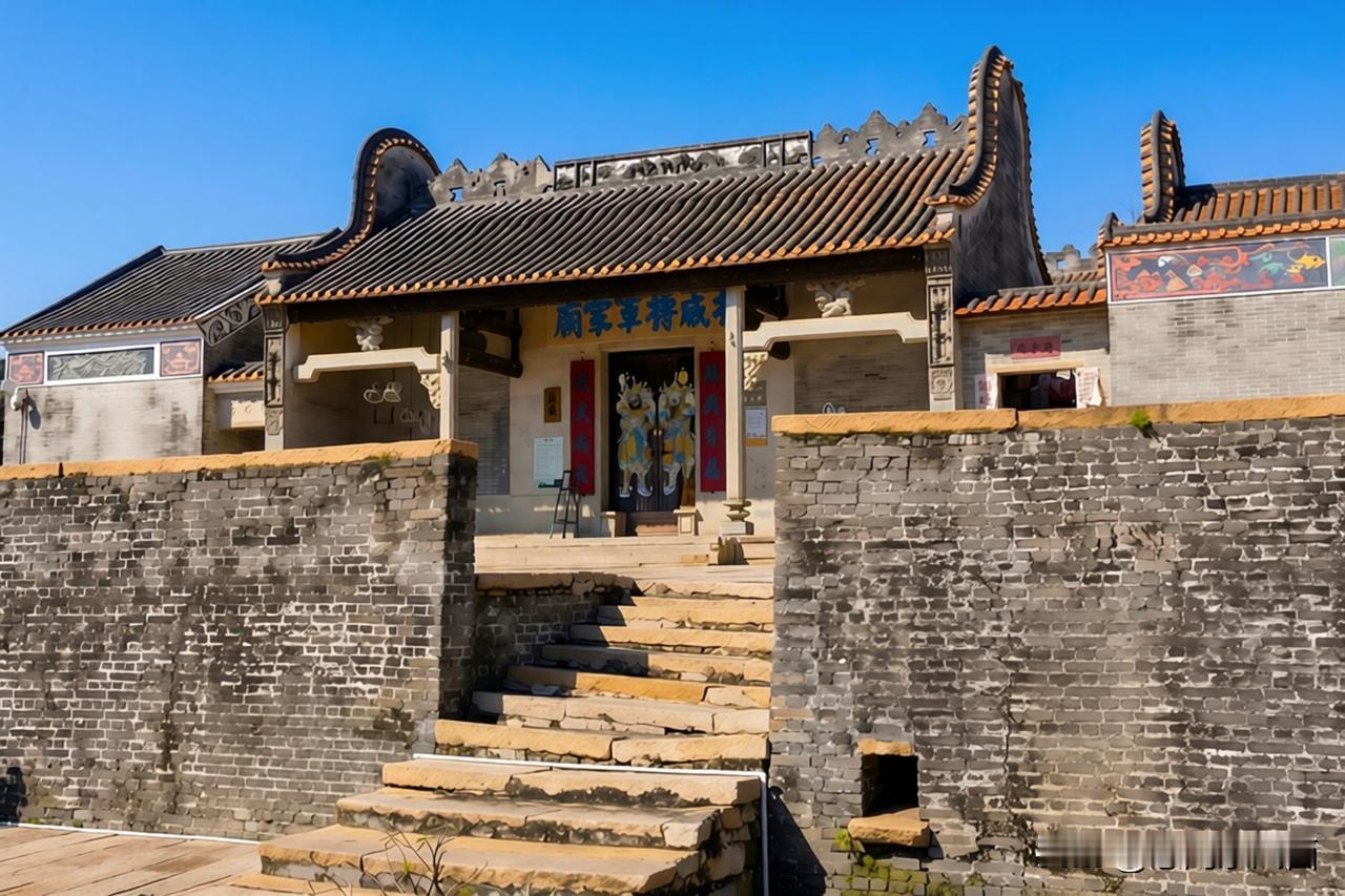 漫步佛山三水大旗头古村，这里是知名的广府镬耳屋建筑群。大旗头古建筑群梳
