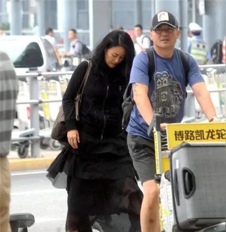 标题那英老公拄拐现身医院：明星家属健康动态引公众关有媒体拍到知名歌手那英的丈夫孟