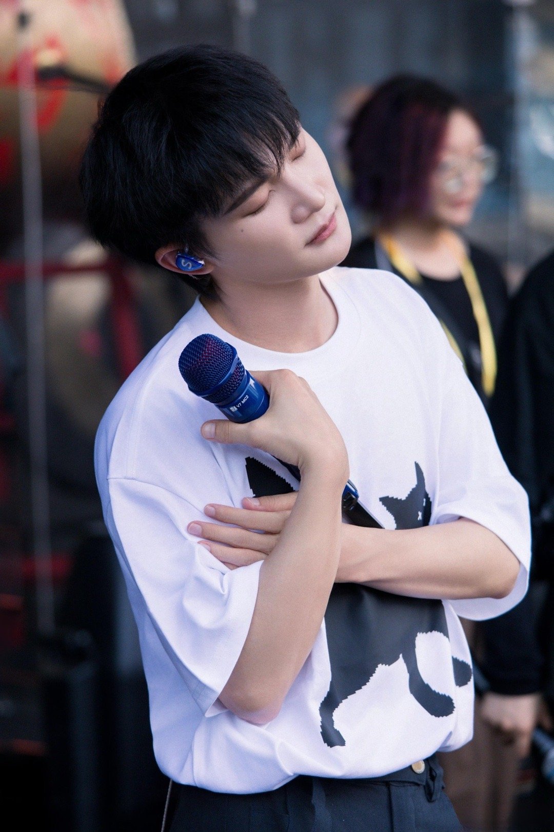 周深薛之谦动作比语言先疯了评委秒变喜剧人！最后投票权竟成“恐怖箱”，逼得周深薛