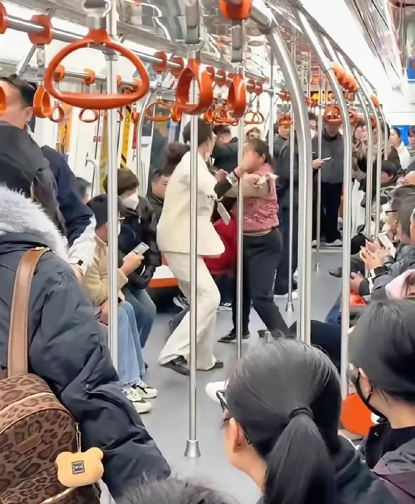 “妈妈你快走”，小男孩拼命的拦着对面的一位女子，大声喊着，可周围却是没有一个人