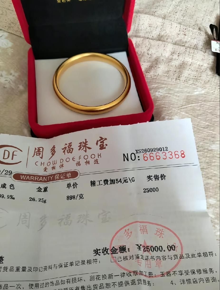 20岁的穷小伙问一个50岁的富翁都说：男人只爱两种女人长得像少女的少妇，和