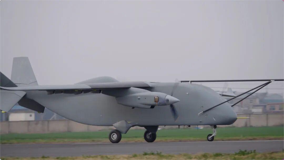 又来了，这家伙的载货量高达三吨，可以飞3000公里，起降保障条件要求极低，可以送