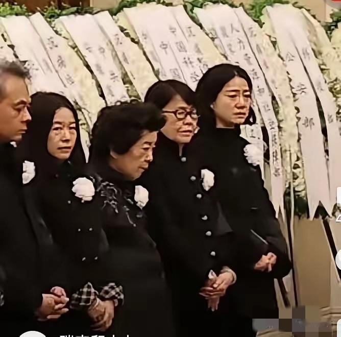 送别杨老的队伍里,藏着最真的陪伴与深情杨老送别仪式上的那排身影,看一次让人