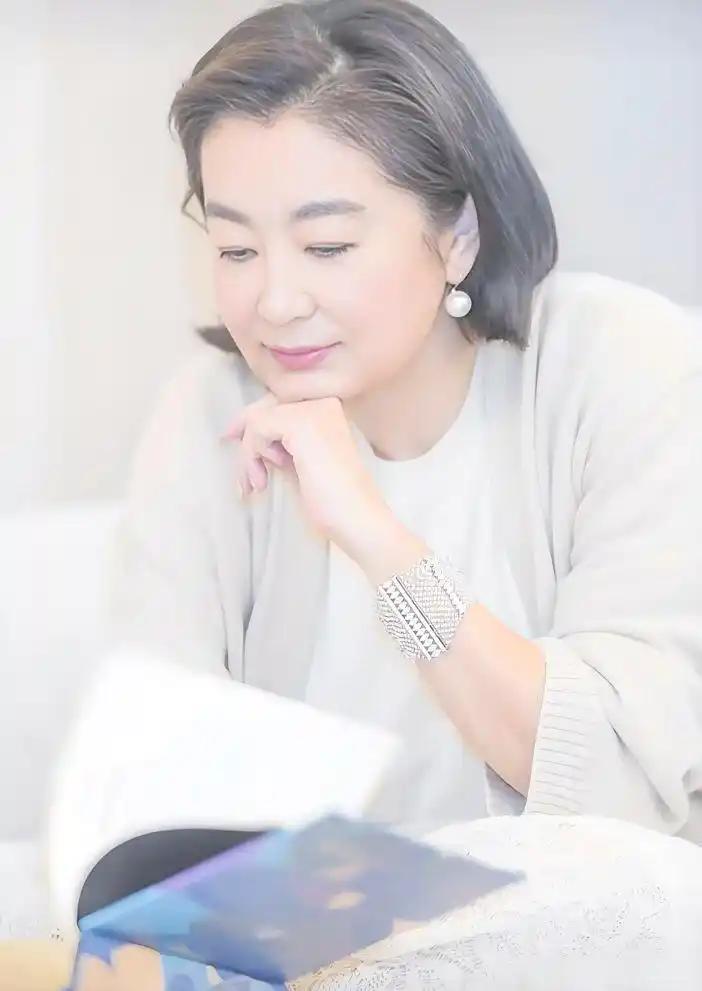 邻楼一男子，老婆生病离世后，就把丈母娘接到家一起生活。丈母娘俨然代替了老婆的位置