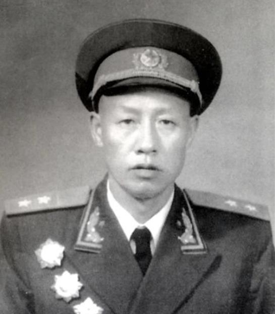 1976年吴富善探望叶剑英，获悉首长身体安好，感慨表示将永远服从叶剑英指挥！1