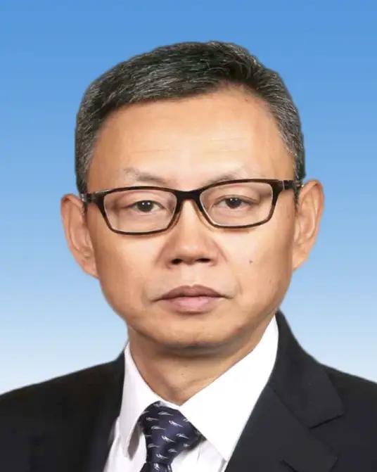 近日，国家国资委副主任袁野已被免去职务。袁野，1965年12月出生，今年61岁，