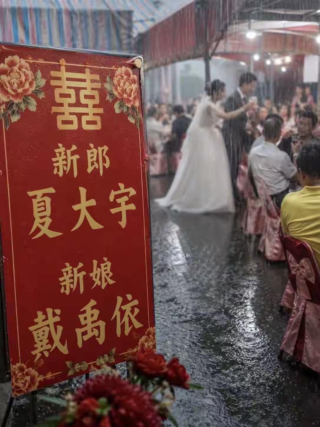 这名字叫的太有意思了，下大雨，带雨衣孩子叫[捂脸哭]