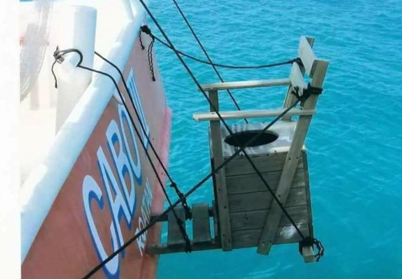 还是网友聪明，给福特号的厕所问题，想出了一个绝佳的解决方案。如图所示。简