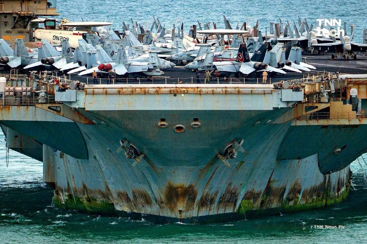 美海军“林肯”号航母舰载机F-35C隐身涂层大面积剥落，锈迹下露出绿色底漆，