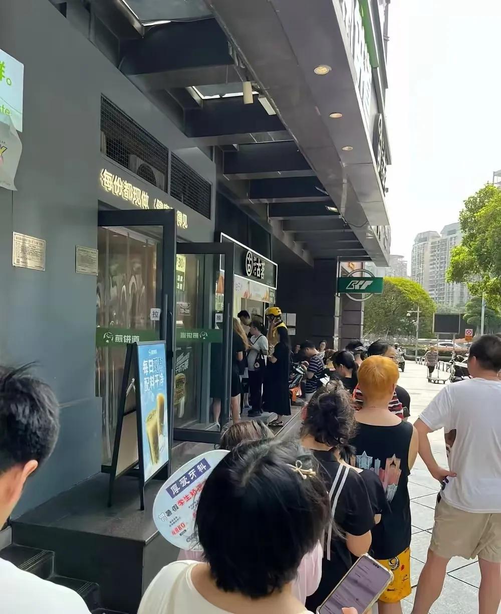 今天的古茗，没有一个骑手敢靠近。都是10元内的奶茶自取，懒得为了几块钱出去了，从
