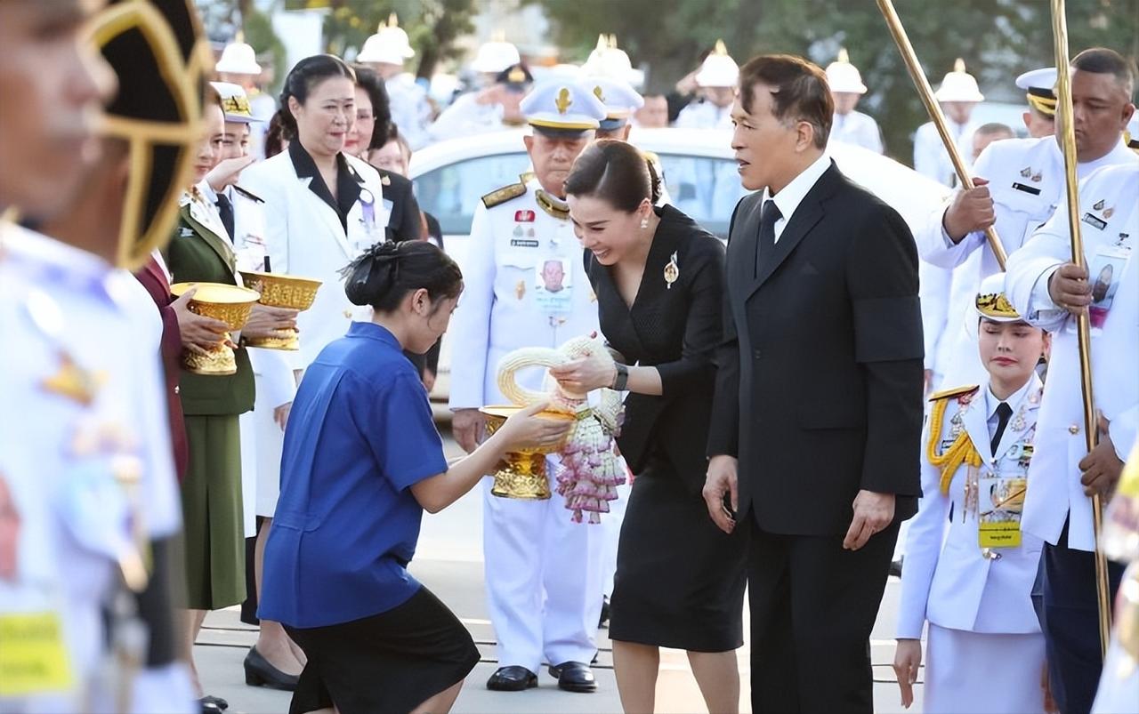 苏提达王后为新学校揭幕，跪在身后服侍她的欧拉弄，那望着王后的眼神实在意味深长啊！
