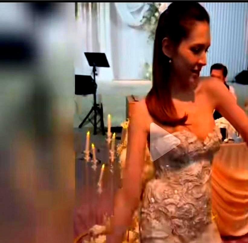 许玮甯婚礼上即兴跳舞，邱泽的反应封神了！在亲友的起哄声里，许玮甯换上白色抹胸