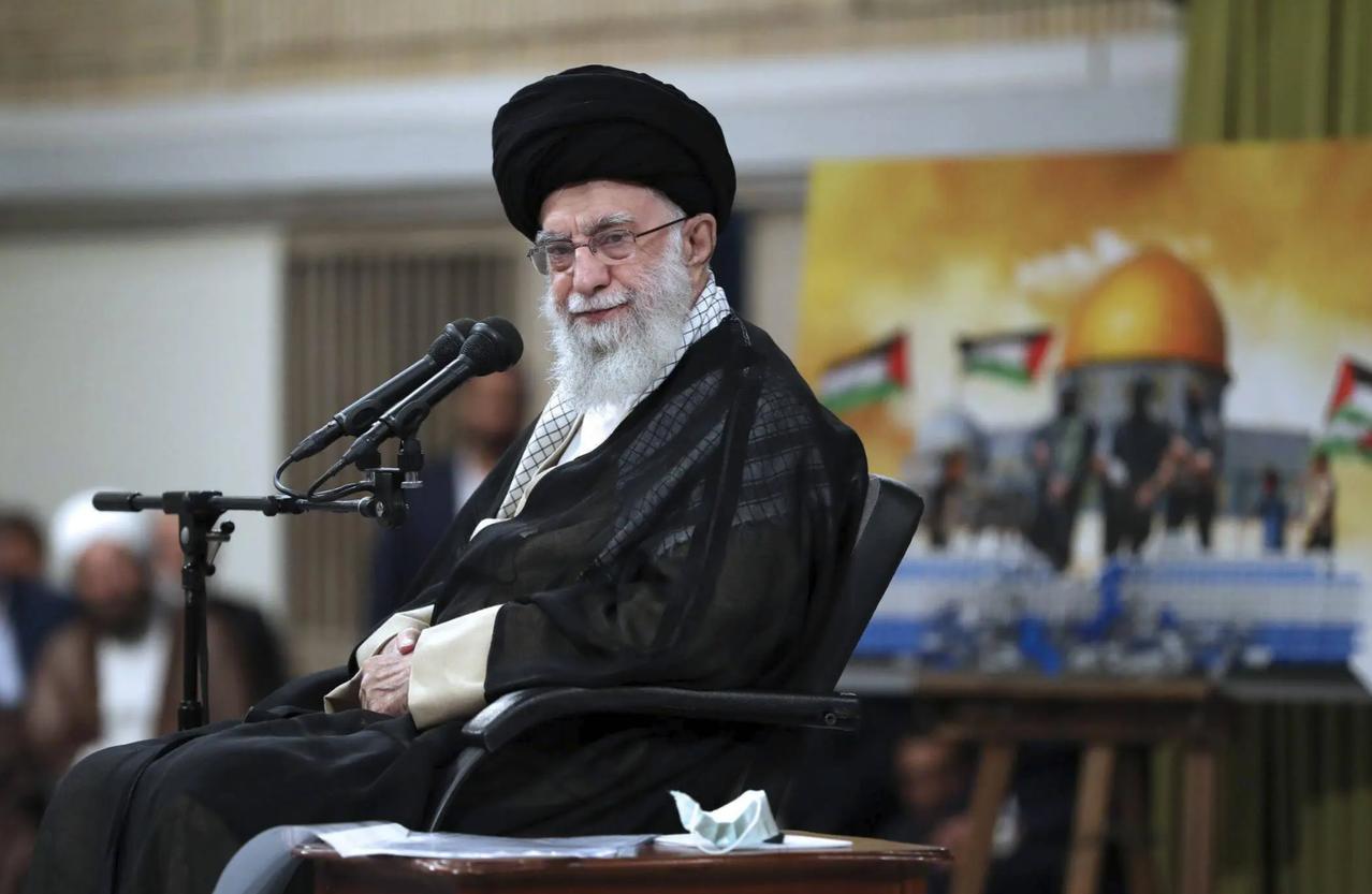 气笑了！美军第二艘航母还没到，哈梅内伊就开始“自罚三杯”：1、愿意进行和谈；2、