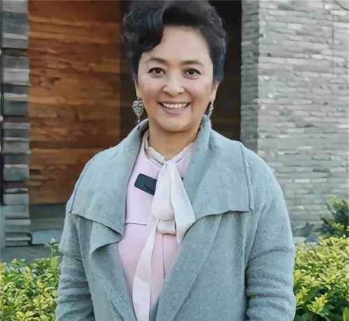 李勤勤这人真是让人说不出啥好。当年放话"死也不嫁中国男人"，一婚嫁日本人二婚嫁美