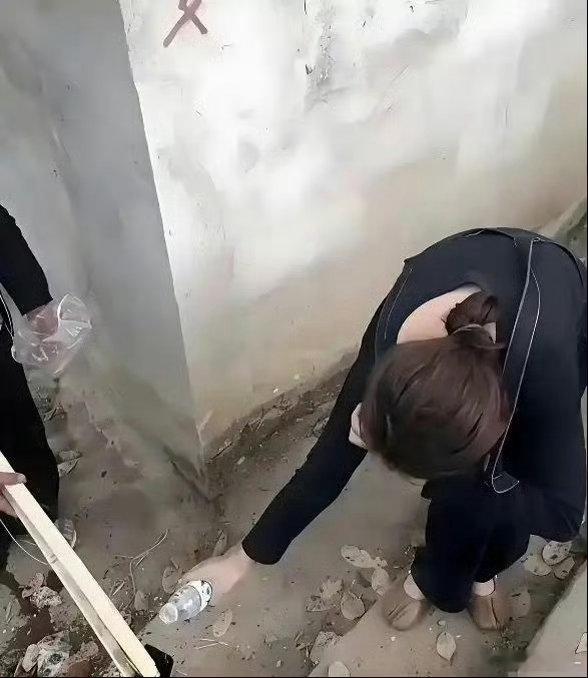 竟然还有人敢上这种厕所，还敢带手机进去！