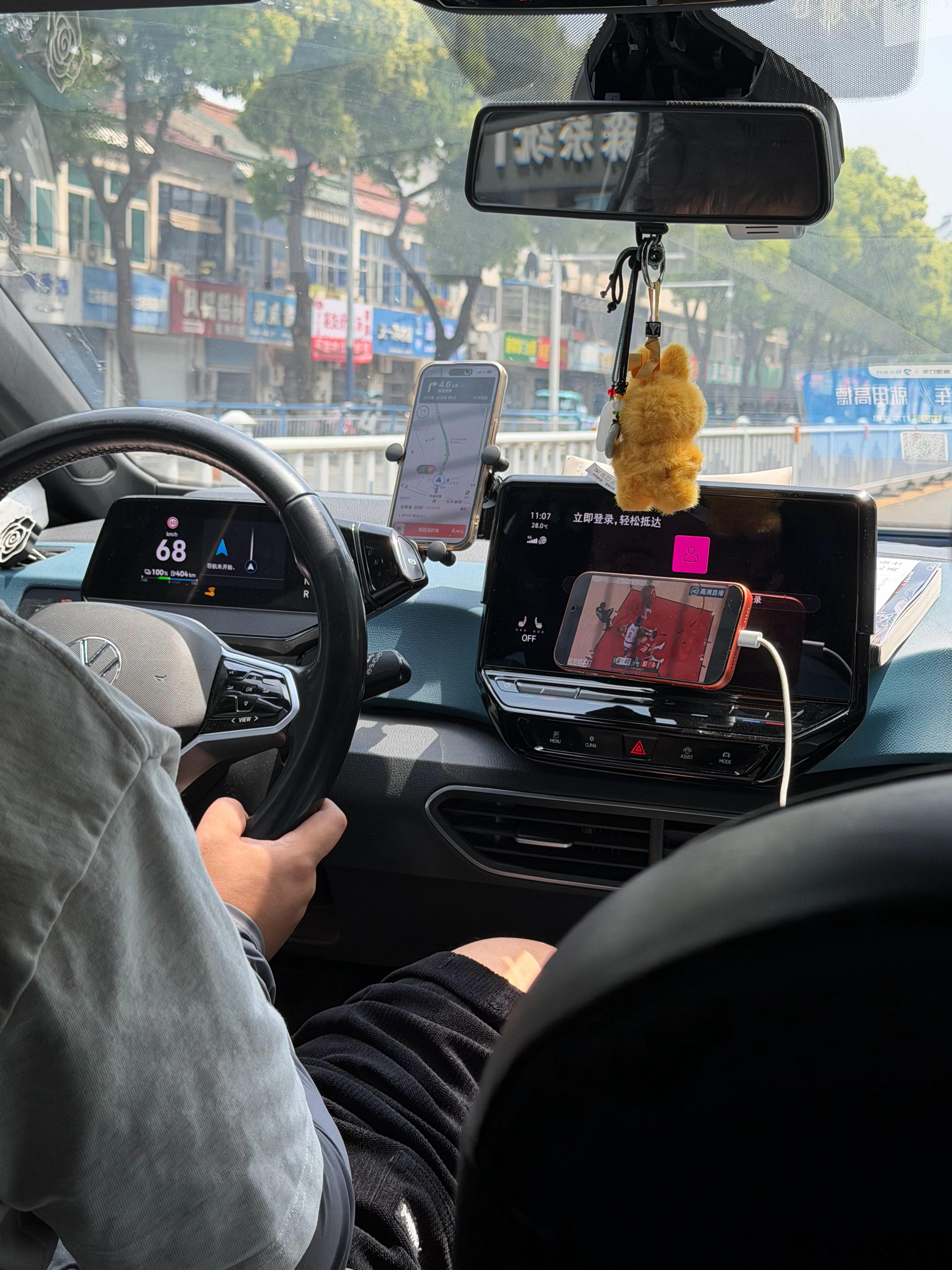 算了…当年我上课都看你等红绿灯瞄两眼能理解…