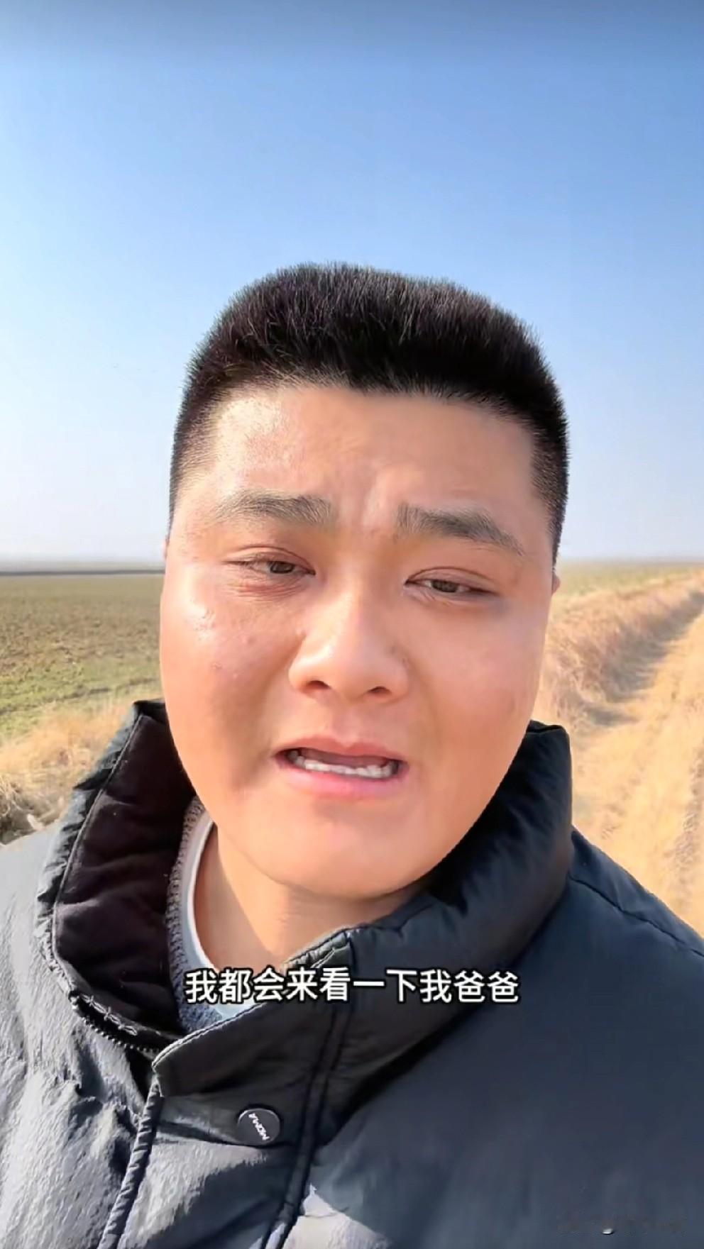 失散27年双胞胎之哥哥是个很念亲情的人，上一次他的作品讲述了他和养父的故事。这一