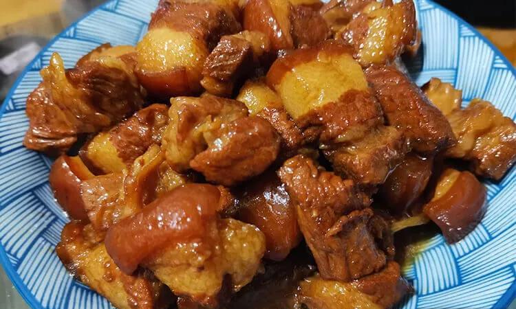 一、红烧肉可以用白砂糖代替冰糖吗可以，在制作红烧肉时使用糖是为了炒糖色来增加红