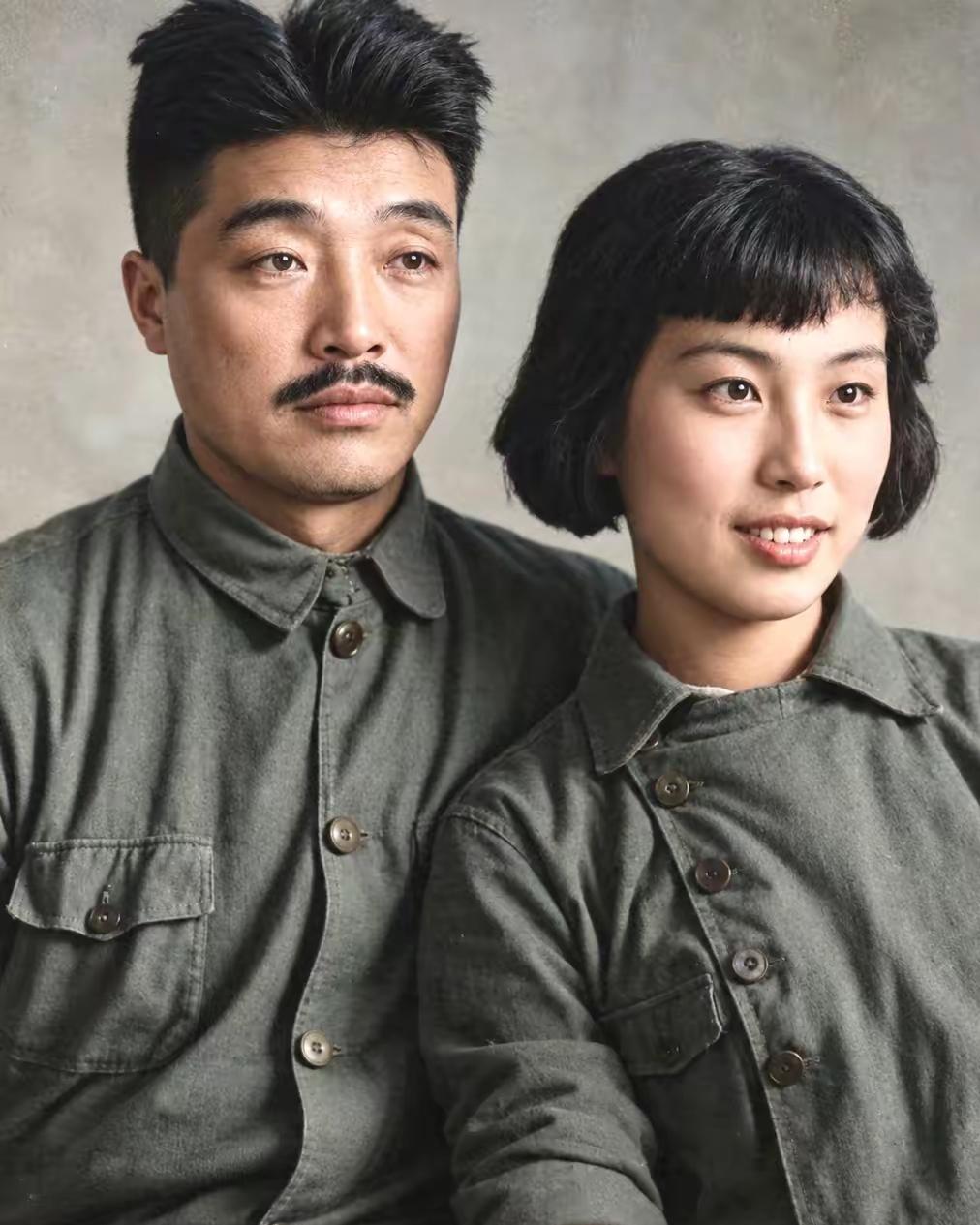 贺龙与薛明的新婚照片定格在1942年，吴印咸的镜头捕捉到了这对革命伴侣难得的温情