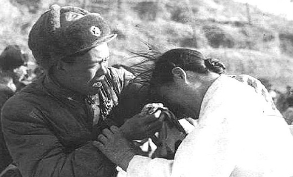 1953年秋季，一名志愿军战斗英雄即将被枪毙时，一位朝鲜姑娘冲进来死死抱住他，彭