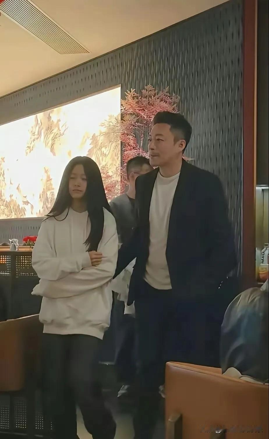 玥儿没有大S漂亮，她长得更像披着假发的汪小菲，五官神似汪小菲，眼睛太小了。大