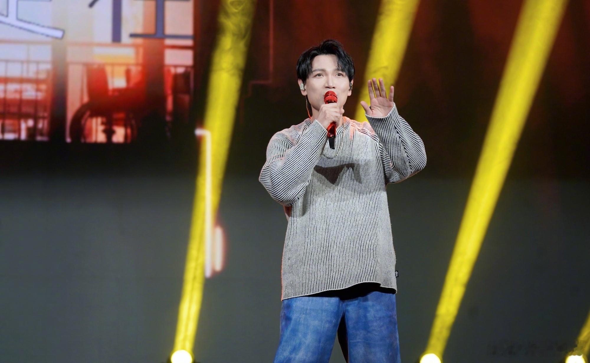 据台媒，20日，白冰冰接受采访时回应杨宗纬被曝是恶邻一事，“宗纬不是那样的人”，