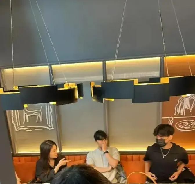 大半夜刚唱完启德演唱会，谢霆锋连妆都没怎么卸，转头就钻进尖沙咀一家泰菜馆见俩儿子大儿子Lucas一身