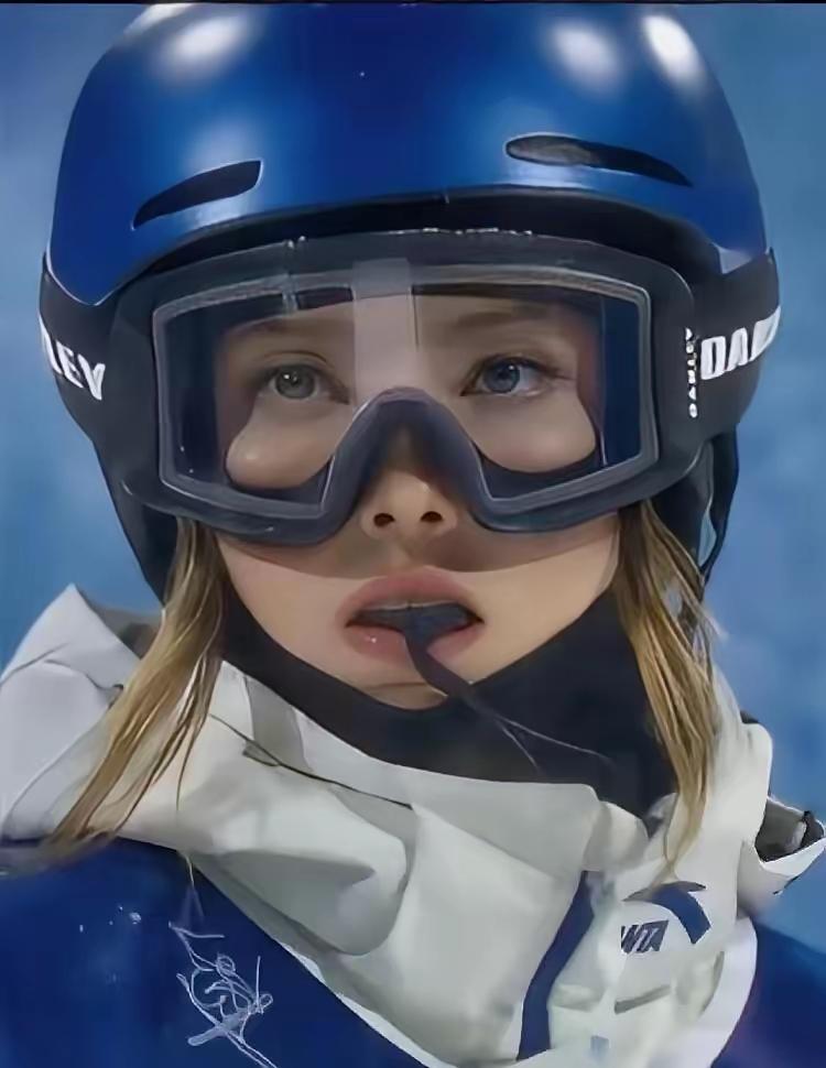 很喜欢这两张照片，在她眼里，看到了光和专注，也很美