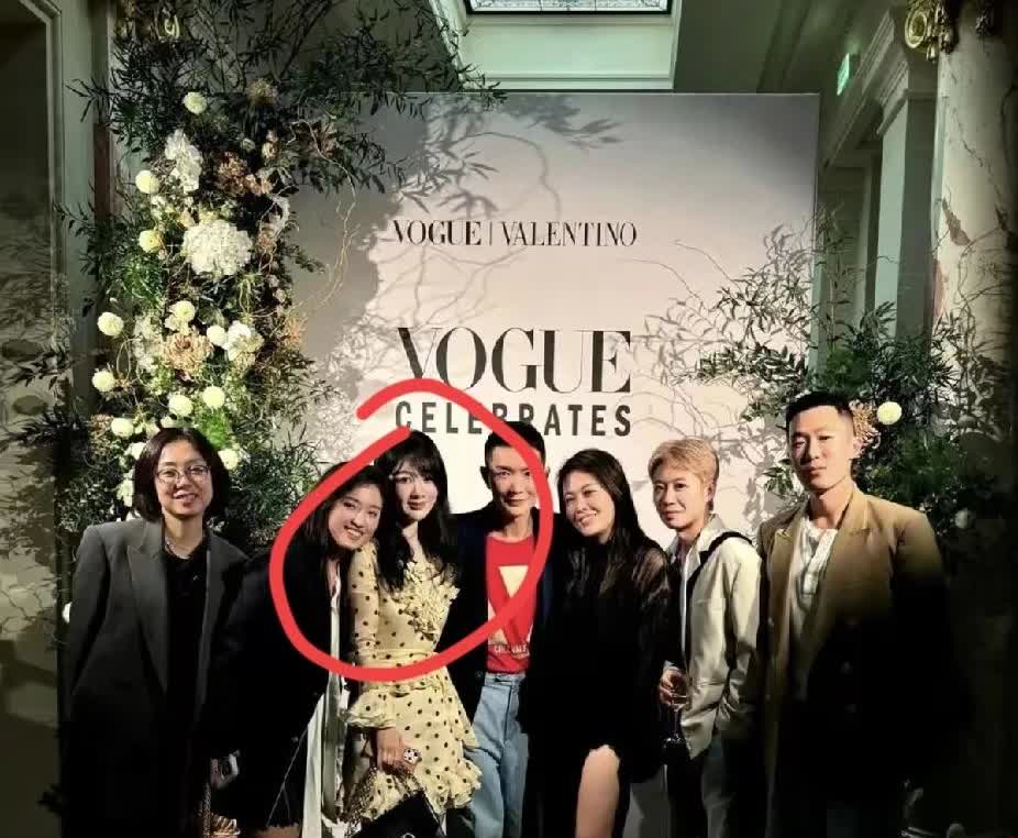 杨紫关晓彤何超莲同框引发网友热评！何超莲赢麻了！太有气质了！没想到网友竟认不
