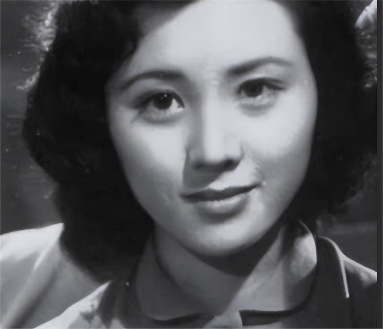 1942年，一个八路军女队员从来不洗脚，却引起了游击队长甄凤山的高度警惕。他半夜