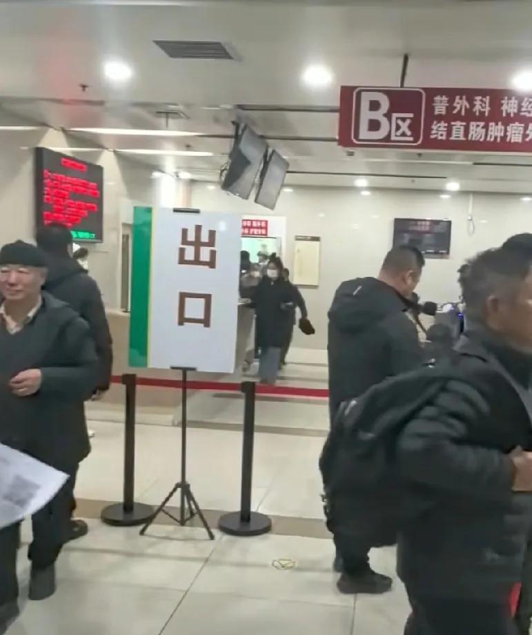 老战友大华子和他的老战友老边和老李哥仨从80年代复员以后，基本上隔三差五就在一块