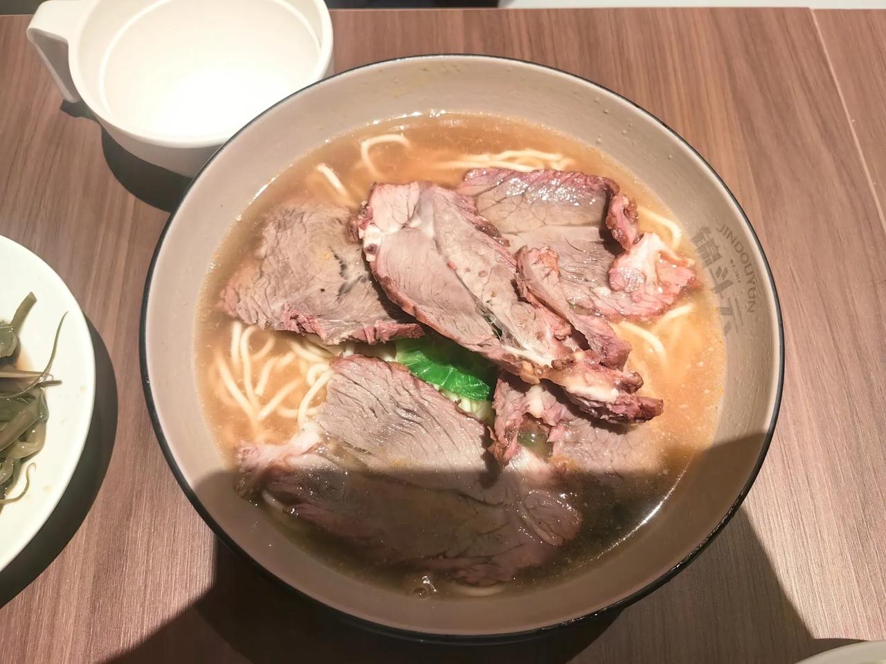今天我跟闺女聊天——我：你觉得你爸帅不帅？闺女：帅。我：你爸负不负责任？