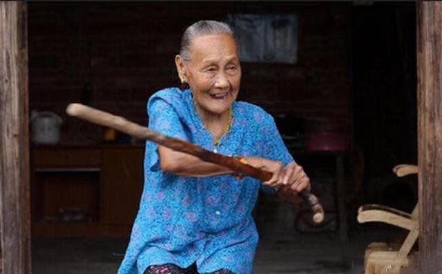 1998年，湖南永州人民医院，一位86岁的老人独自前来就诊。“报警。”医生低